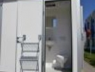Pohodlná toaleta v rámci přívěsu pro stavebnictví