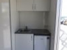 Kuchyňka s lednicí v přívěsu pro stavebnictví