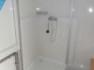 Sprchový kout jako běžné vybavení mobilního přívěsu pro stavebnictví