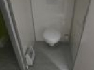 Toaleta v přívěsu vhodném pro stavebnictví