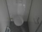 Elektricky vytápěná toaleta v mobilní buňce