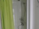 Sprcha v přívěsu od firmy Eurowagon, který může sloužit jako šatna