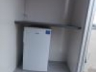 Kuchyňská linka s lednicí v mobilní buňce pro stavebnictví