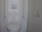 Toaleta s vybavením pro tělesně postižené v rámci mobilního přívěsu