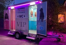 VIP sanitární přívěs - mobilní toalety v nočním nasvícení